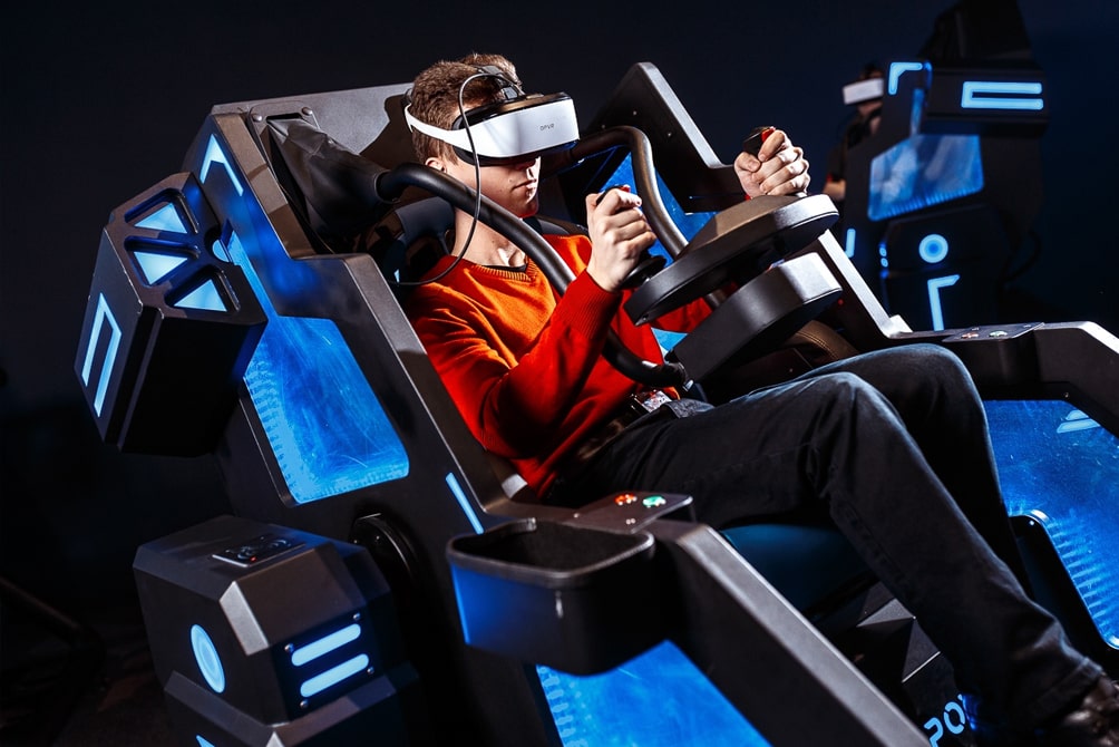 Виртуальная реальность развлечение. Виртуальная реальность в развлечениях. Зона виртуальной реальности. Кресло виртуальной реальности. VR развлечения.