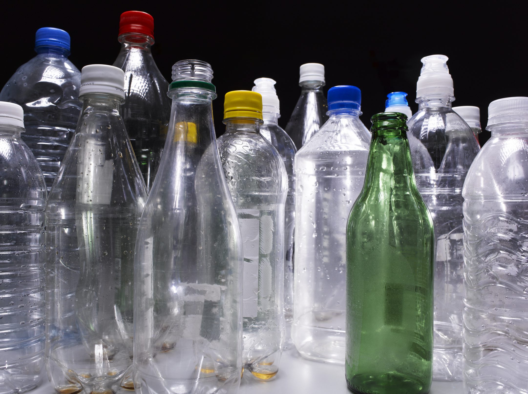 Купить пустую пластиковую бутылку. Пластмасса бутылки. Пластиковые бутылки отходы. Переработка пластиковых бутылок. Пустая пластиковая бутылка.
