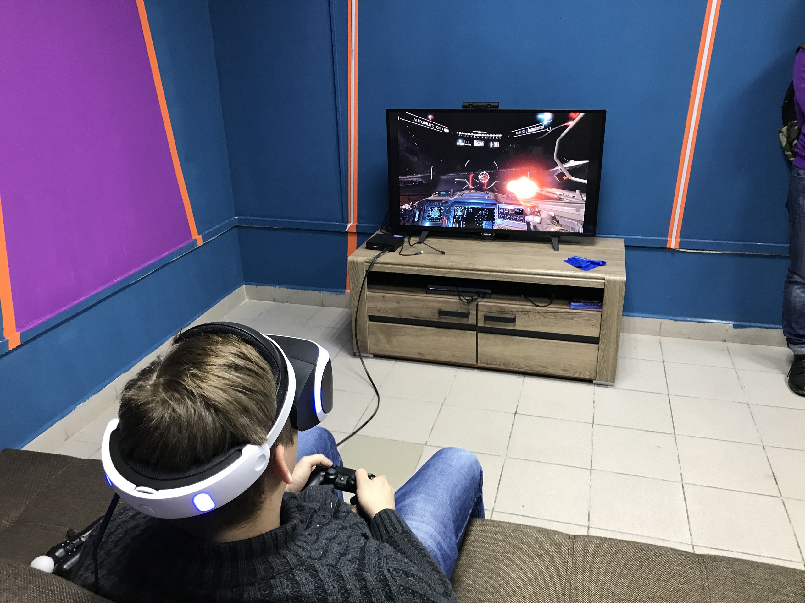 Виртуальная реальность развлечение. Сони плейстейшен ВР. Шлем плейстейшен VR. Игровой зал плейстейшен 4. VR очки Sony PLAYSTATION 4 игры.