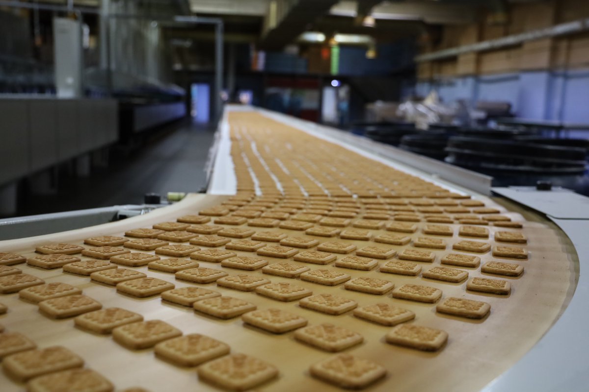 Производители печенья решили изучить действительно. Сладпром кондитерская фабрика. Производство печенья. Фабрика печенья. Печенье сахарное производители.