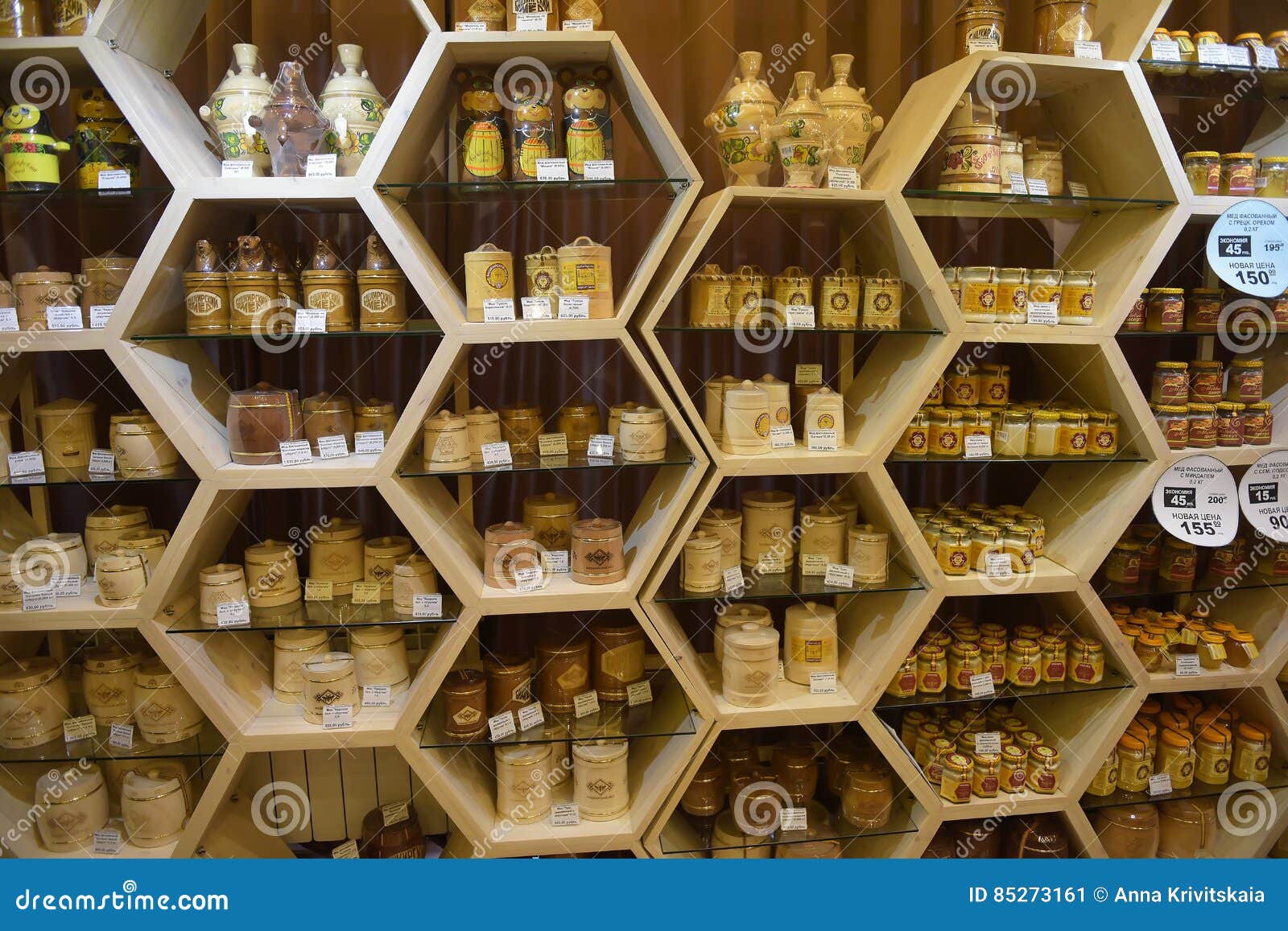 Магазин продуктов пчеловодства. Магазин меда (Honey shop) в Белек. Витрина для меда. Прилавок с медом. Стеллаж для меда.